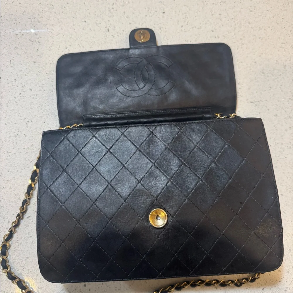 🛑 SOLD 🛑 Chanel Vintage Black Quilted Flap Shoulder Bag – Gold Chain Strap - Picture 10 of 17